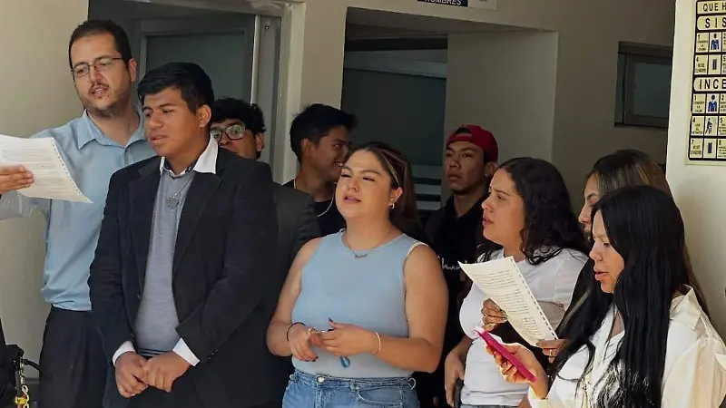 Los estudiantes, docentes y directivos pidieron posada.